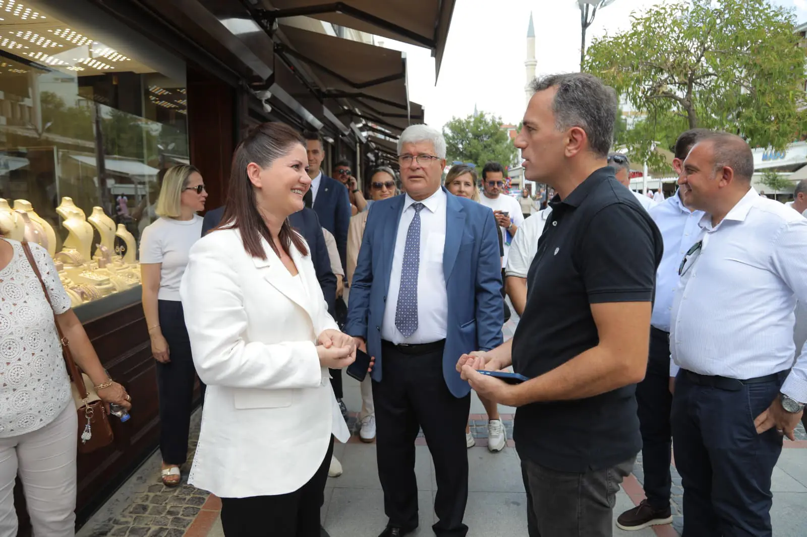 BAŞKAN GENCAN SAHADA: HİZMETİ YERİNDE TAKİP ETTİ, TALEPLERİ DİNLEDİ galeri görseli